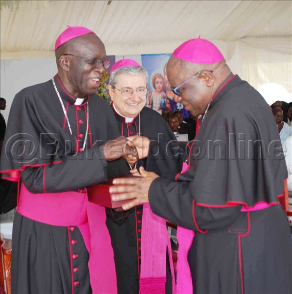 Omwepiskoopi Christopher Kakooza Ku Kkonon'omubaka Wa Paapa Luigi Bianco Nga Bakwasa Ssabasumba Paulo Ssemogerere Ekirabo.