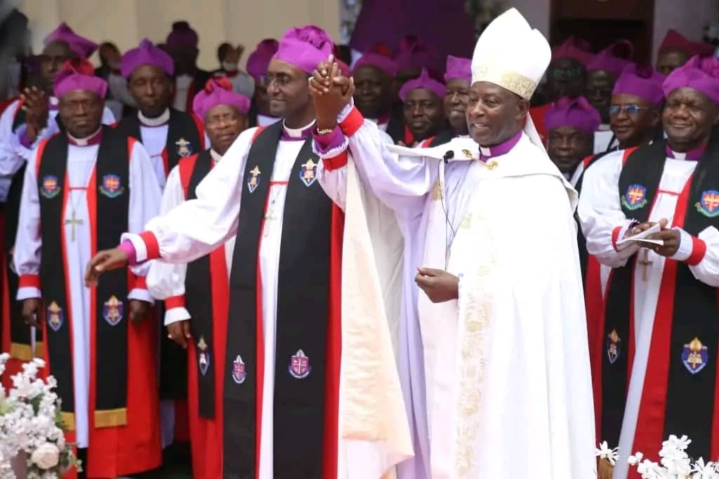 Aakiibiishopu w'ekanisa ya Uganda, Dr. Stephen Kaziimba Mugalu arikwanjurira abakuristaayo ba North Ankole Diocese Biishopu waabo omusya, Rev. Alfred Muhoozi bwanyima y'okwemekwa.