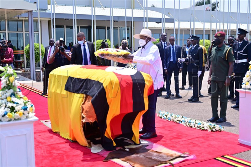 President Yoweri Kaguta Museveni leD the nation in receiving the remains of His Majesty Omukama Oyo Nyimba Kabamba Iguru Rukidi IV, the late King of Tooro, at Entebbe International Airport and laid a wreath on the deceased's casket. (All Photos by Miriam Namutebi)