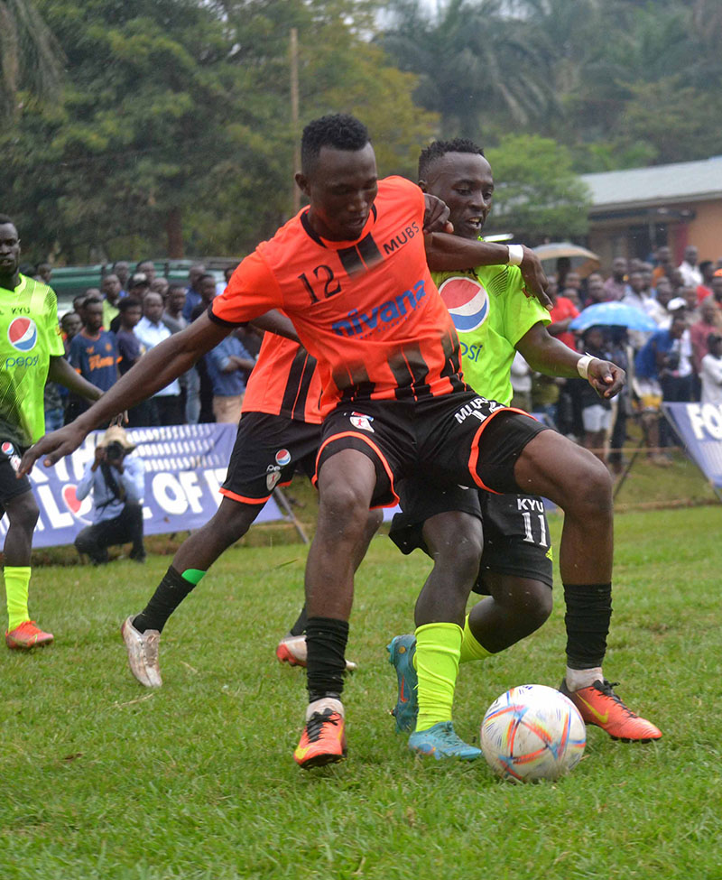 Patrick Kawooya owa Kyambogo (ku kkono) ne Silvester Andama owa MUBS.