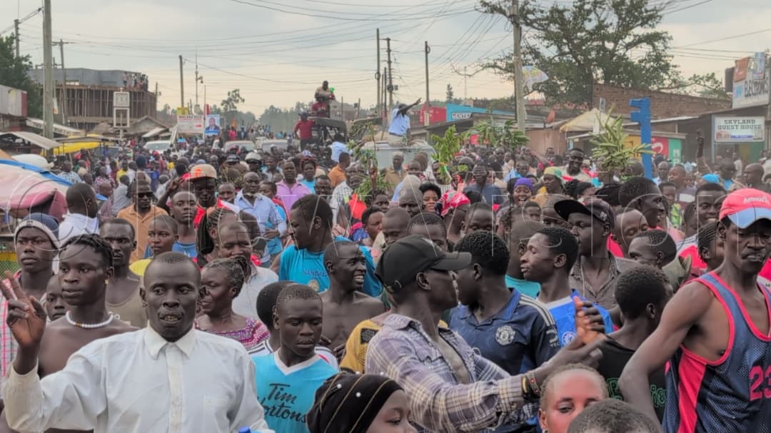Forum for Democratic Change (FDC) presidential candidate James Nandala Mafabi welcomed by supporters. (Credit: Alfred Ochwo)