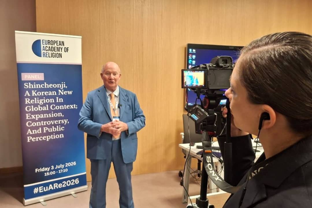Dr. Massimo Introvigne, dayirekira wa CESNUR ng'ayogera ne bannamawulire