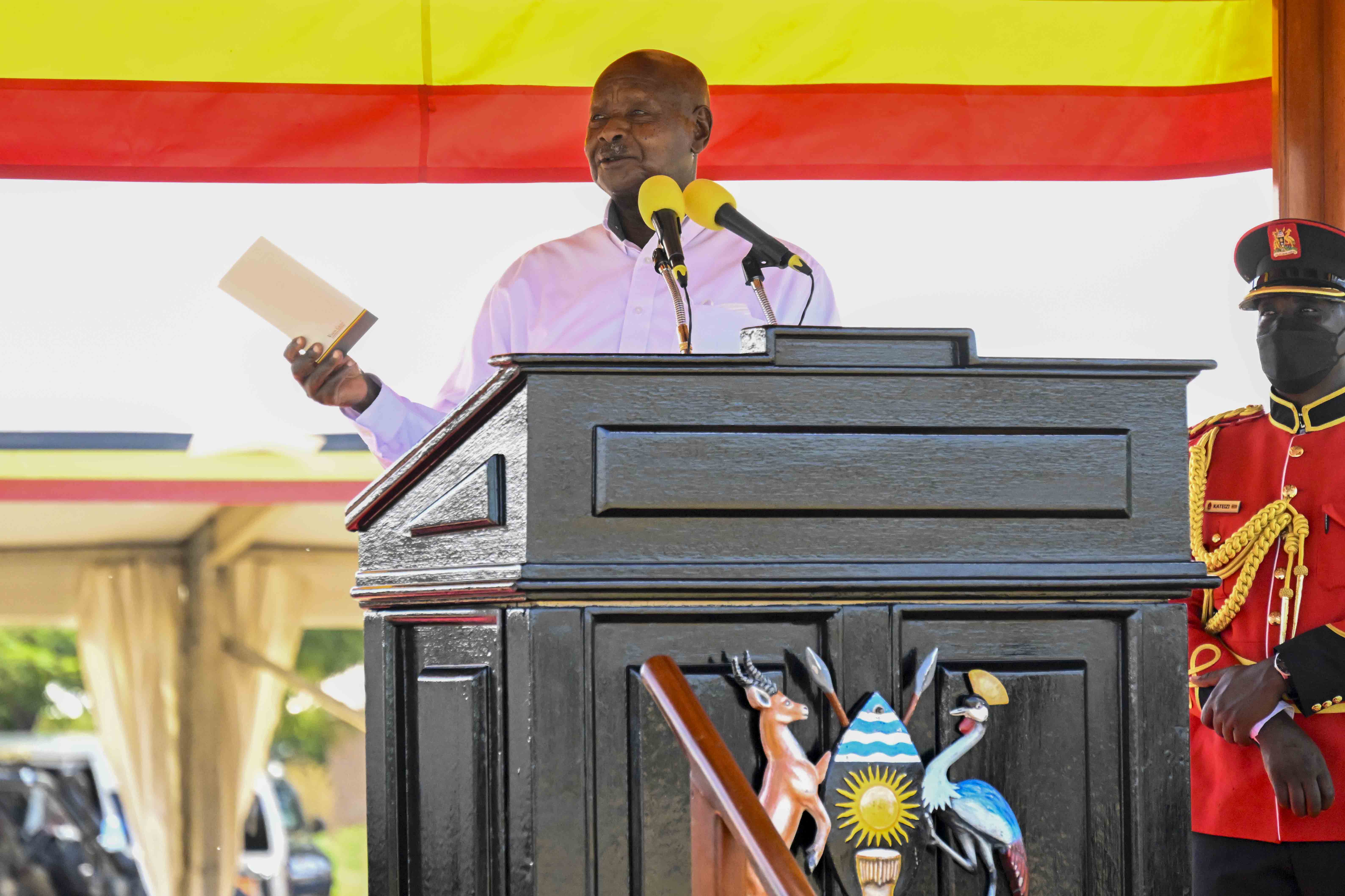 Purezidenti Yoweri Museveni aha kujaguza ekiro ky'okwetegyeka omu kishaayi kya Booma, omu disiturikiti eya Kitgum.