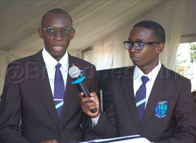 Akulira Abaseminario,  Augustine Kasujja Ku Kkono Ng'awa Obubaka Bwe. Amuyambako Ye Mumyuka We Lawrence Kasibante.