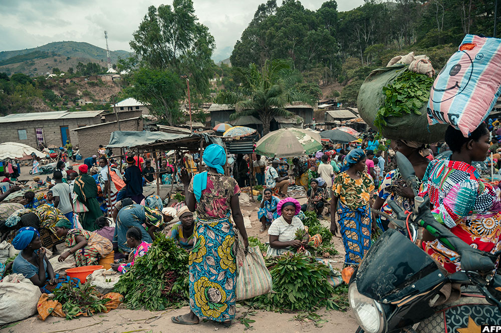 Vendors and customers crowd a market in Uvira on December 9, 2025