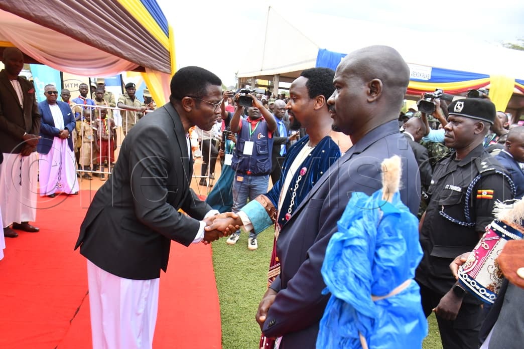 Kyabazinga welcoming the Buganda Kingdom Prime Minister Charles Peter Mayiga. (Credit: Donald Kiirya)
