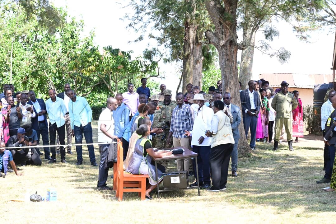 Pulezidnti Museveni ng'ali mu kifo wagenda okukubira akalulu