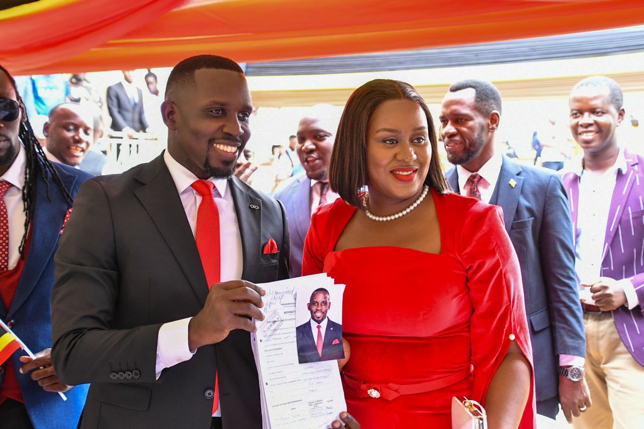 Joel Sennyonyi ng'li ne mukyala we, ono avuganya ku kya Nakawe West