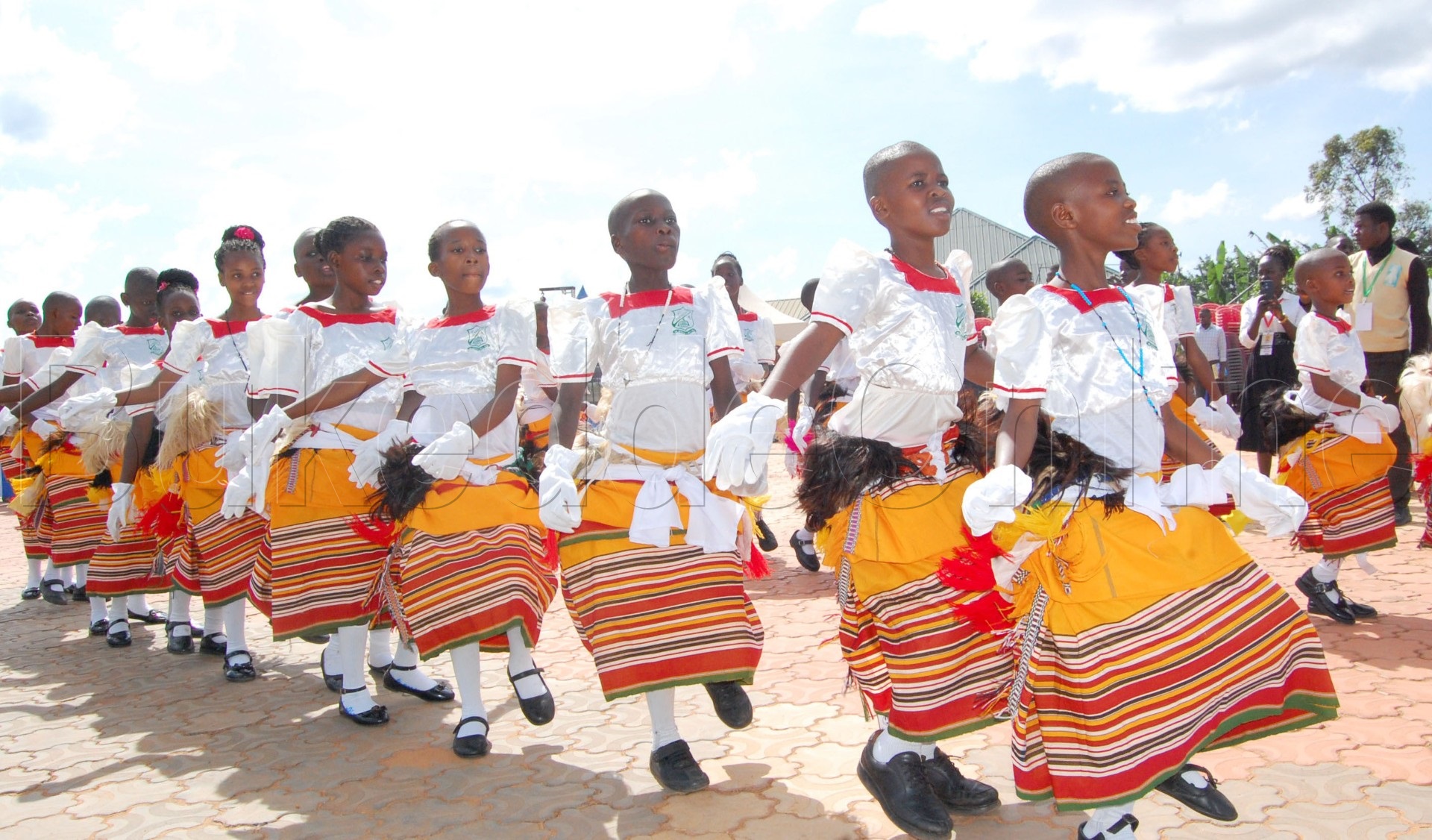 Abaana nga basanyusa abagenyi e Bukalango