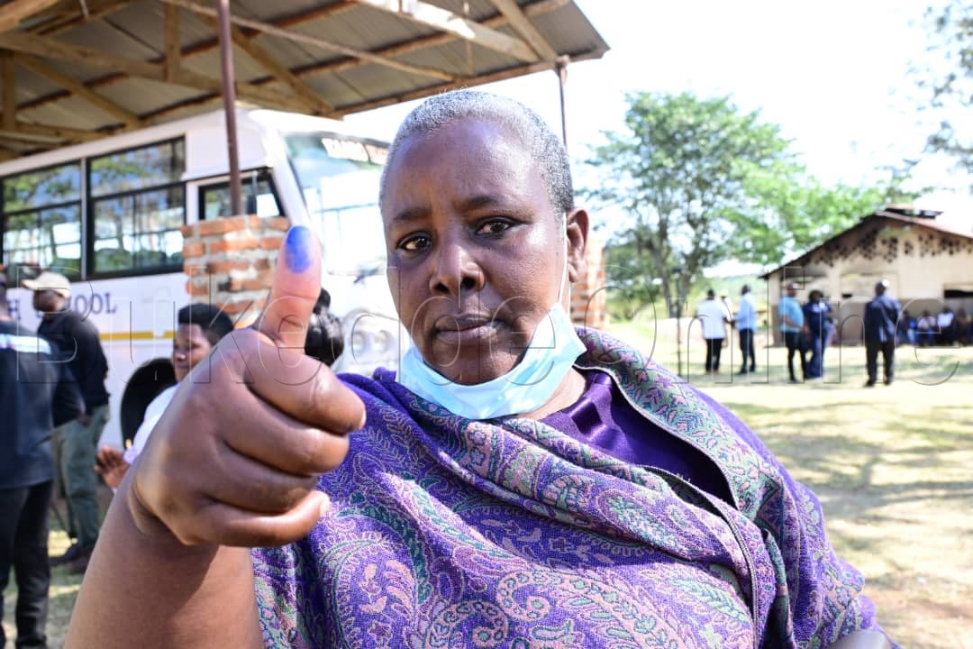 Omu ku balonzi ng'alaga ekigalo oluvannyuma lw'okulonda