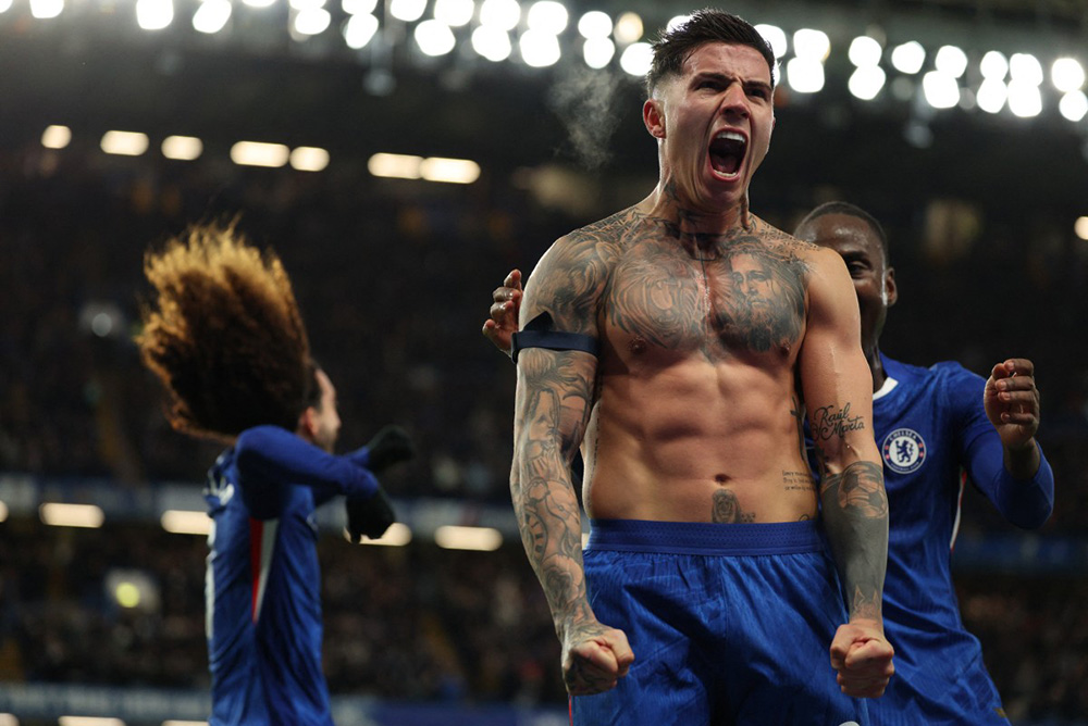 Chelsea's Argentinian midfielder #08 Enzo Fernandez celebrates after scoring their third goal during the English Premier League football match between Chelsea and West Ham United at Stamford Bridge in London on January 31, 2026. (Photo by Adrian DENNIS / AFP)