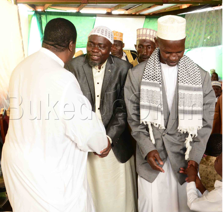 Gen. Otafire (ku kkono) nga ayanirizbwa e Mutungo.