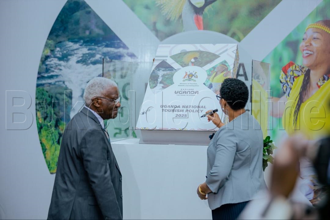 Minister we by'obulambuzi Hon Tom Butime wamu ne Doreen Katusiime omuwandiisi we Nkalakalira mu Kitongole kye byobulambuzi  nga batongoza ebinakolebwa omwaka 2030 wegunatulira