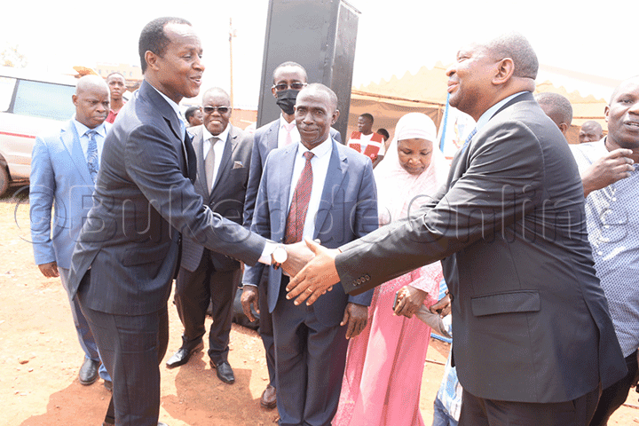 Omulangira Ng'alamusa Ku Mmeeya Emmanuel Sserunjogi