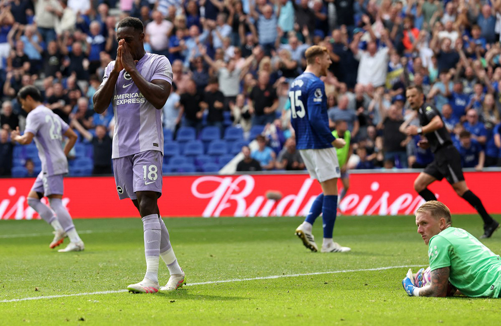 Brighton's English striker #18 Danny Welbeck reacts after Everton's English goalkeeper #01 Jordan Pickford (R) saved his penalty during the English Premier League football match between Everton and Brighton and Hove Albion at Hill Dickinson Stadium in Liverpool, north west England on August 24, 2025.