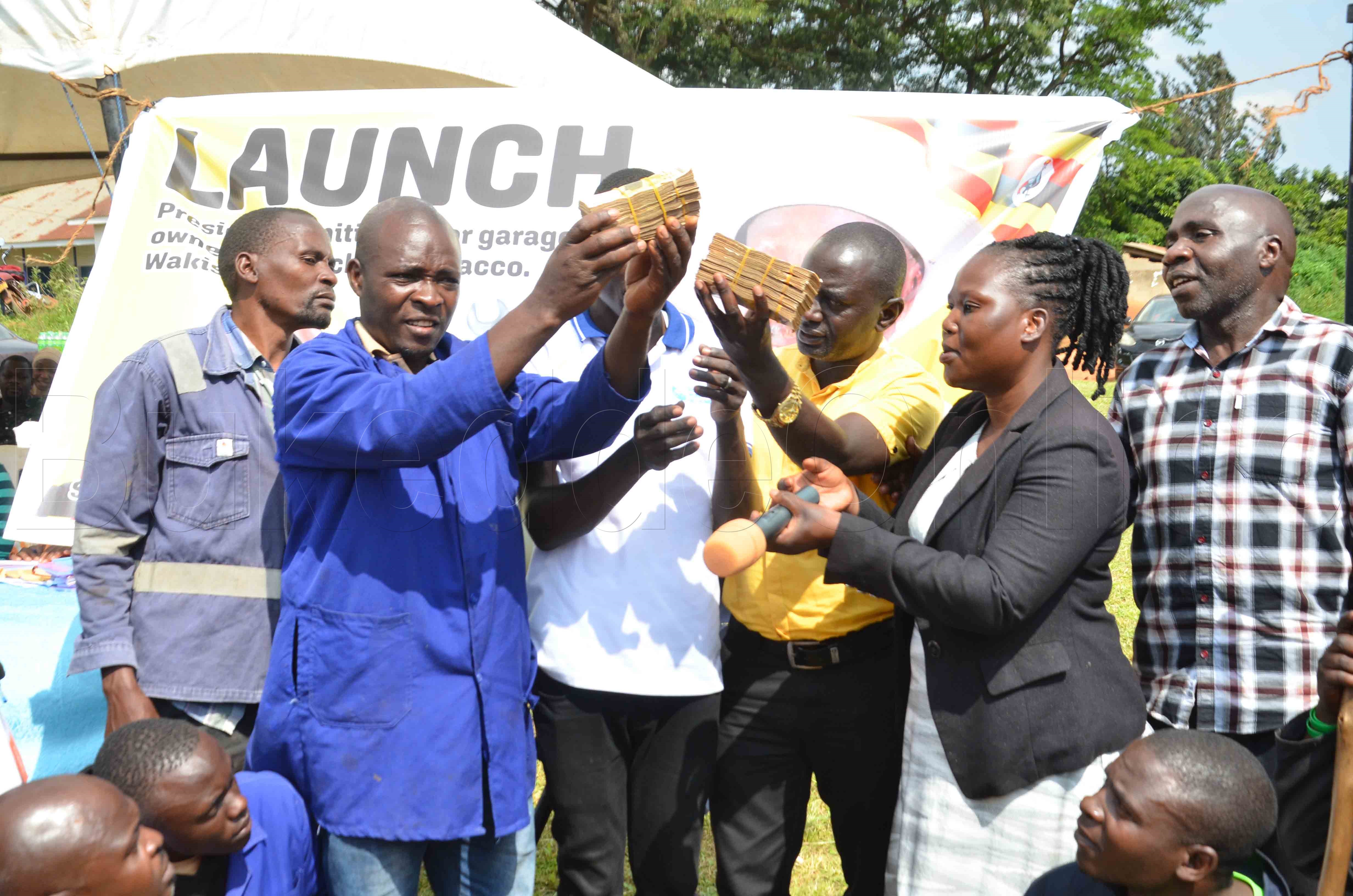 Bamakanika nga bafuna ssente