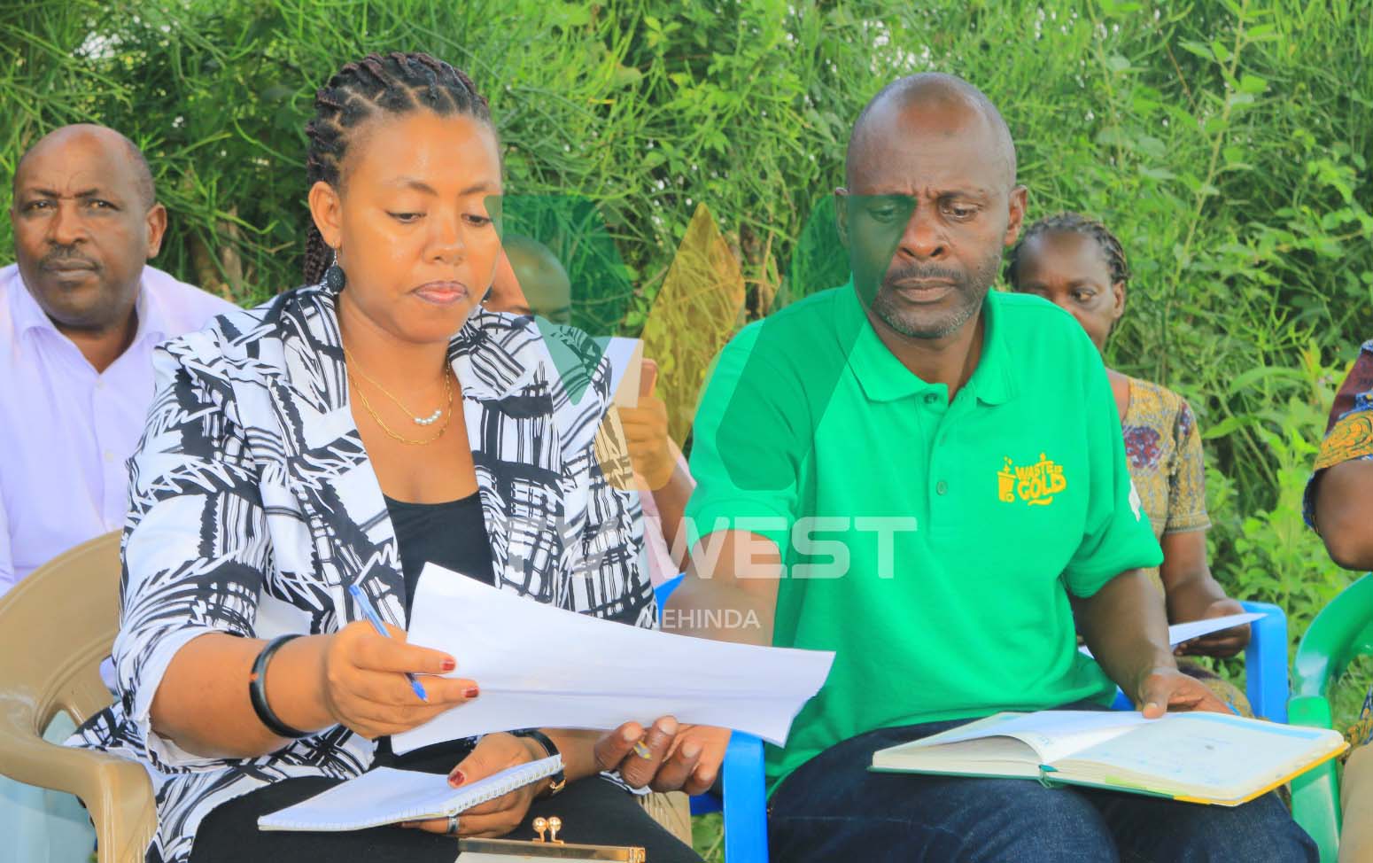 Omuhwezi wa RCC wa Mbarara City North, Jacqueline Kankunda na Meeya w'orurembo Mbarara, Robert Kakyebezi barikushwijuma ebihandiiko ebirikukwata ahakukora enguuto za purogyekiti ya Road Fund eriizooba 09.01.2024. PHOTO: Eli Akiza