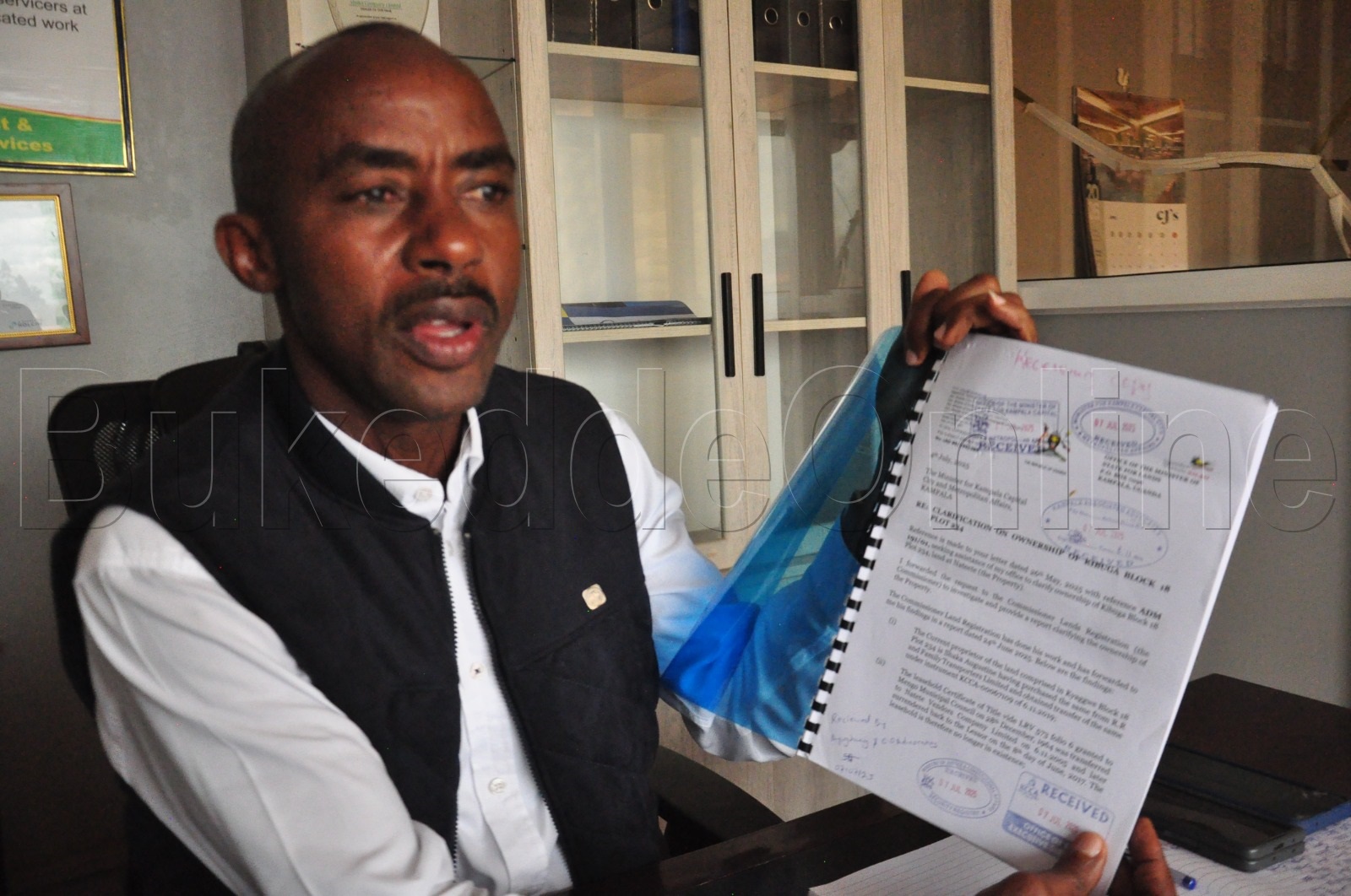 Omugagga Augustine Shakka ng'alaga ebbaluwa gyeyawandiikira abasuubuzi