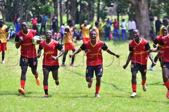 Abazannyi ba Kitende nga basanyuka oluvannyuma lw'okuteeba ggoolo