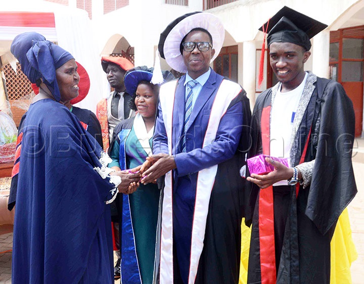 Dr.benard Akol (wakati Mu Galubindi)  Ng'abuuza Ku Joyce Mugisha Omu Ku Bazadde Ku Ssomero Lya Midland High School E Buntaba Mukono