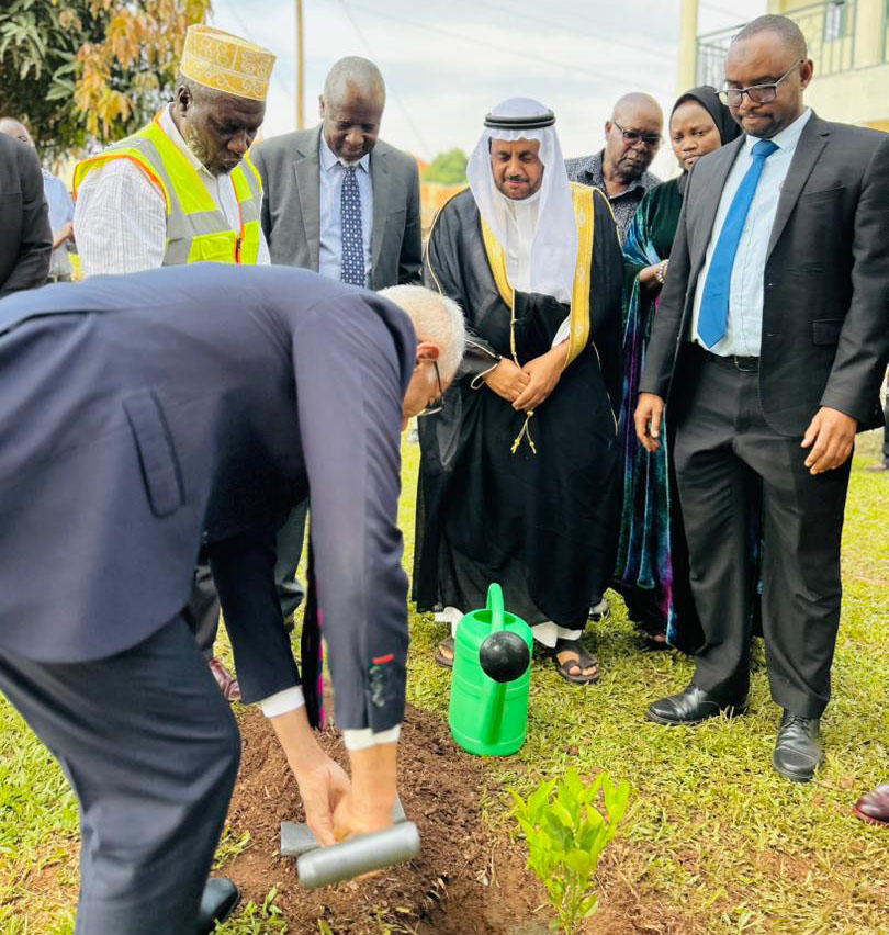 Dr Saleh Hamad A. Alsuhaiban, Vice President of the Islamic Solidarity Fund, plants a tree.