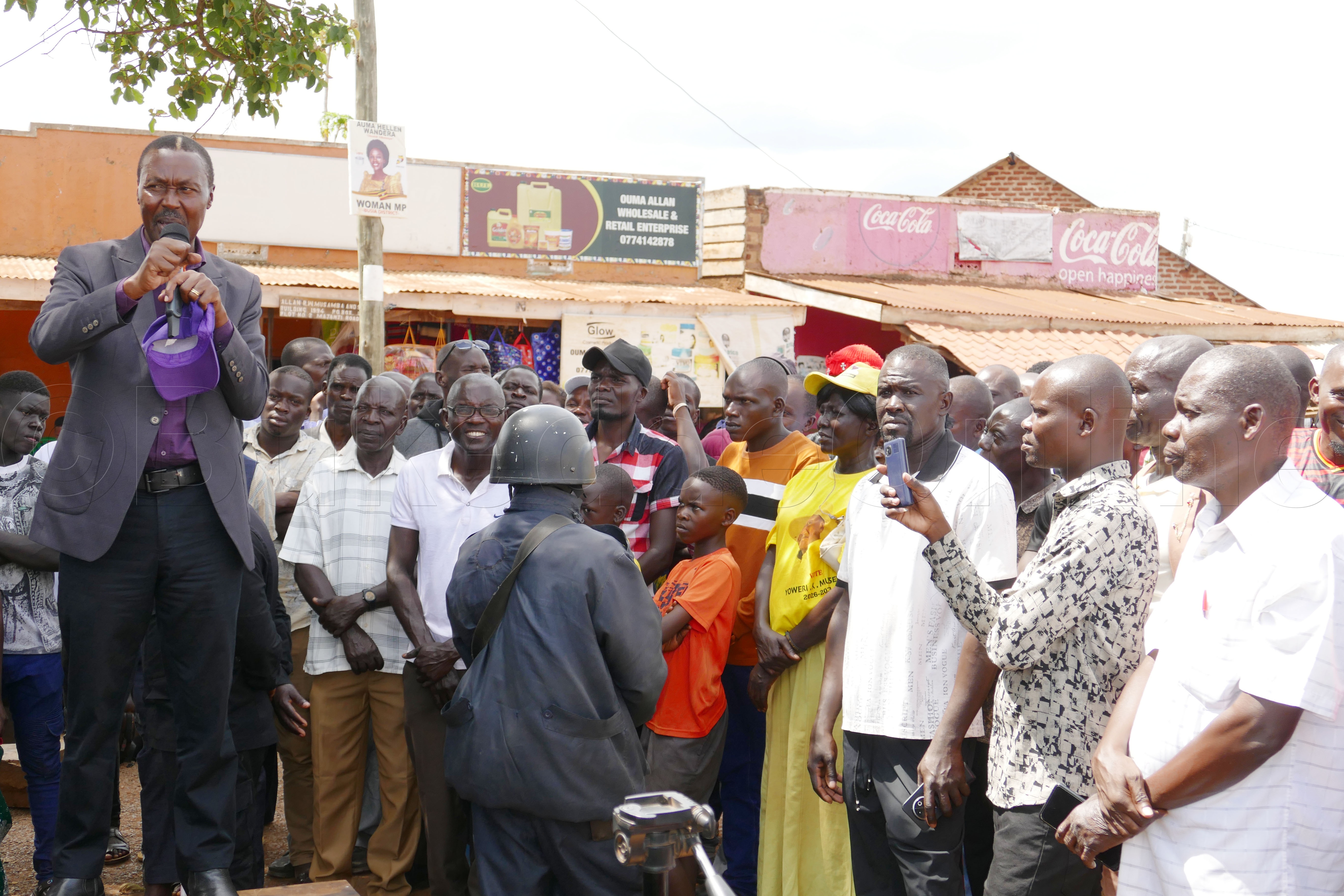 Muntu ng'ayogerako n'abatuuze ku Market Square