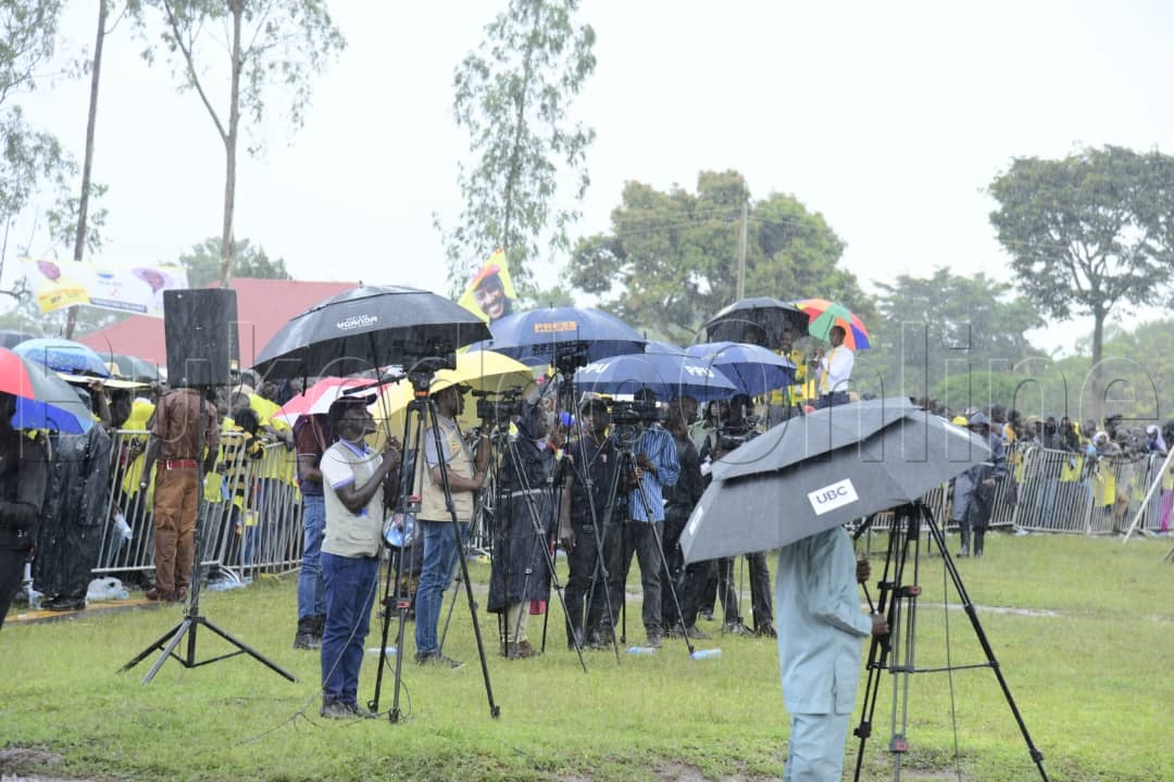 Bannamawulire nga bakwata ebifaananyi bya Museveni ng'asaba akalulu