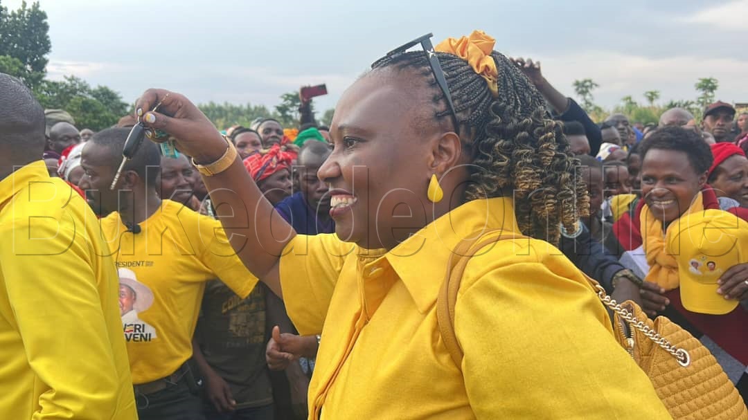 Hon. Peace Rugambwa ng'alaga ebisumuluzo by'Ambulance