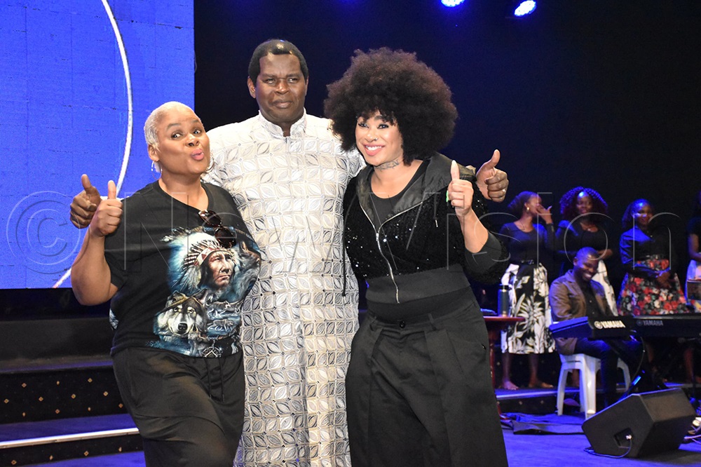 Pastor Kayanja posing for a group photo with Makoma.