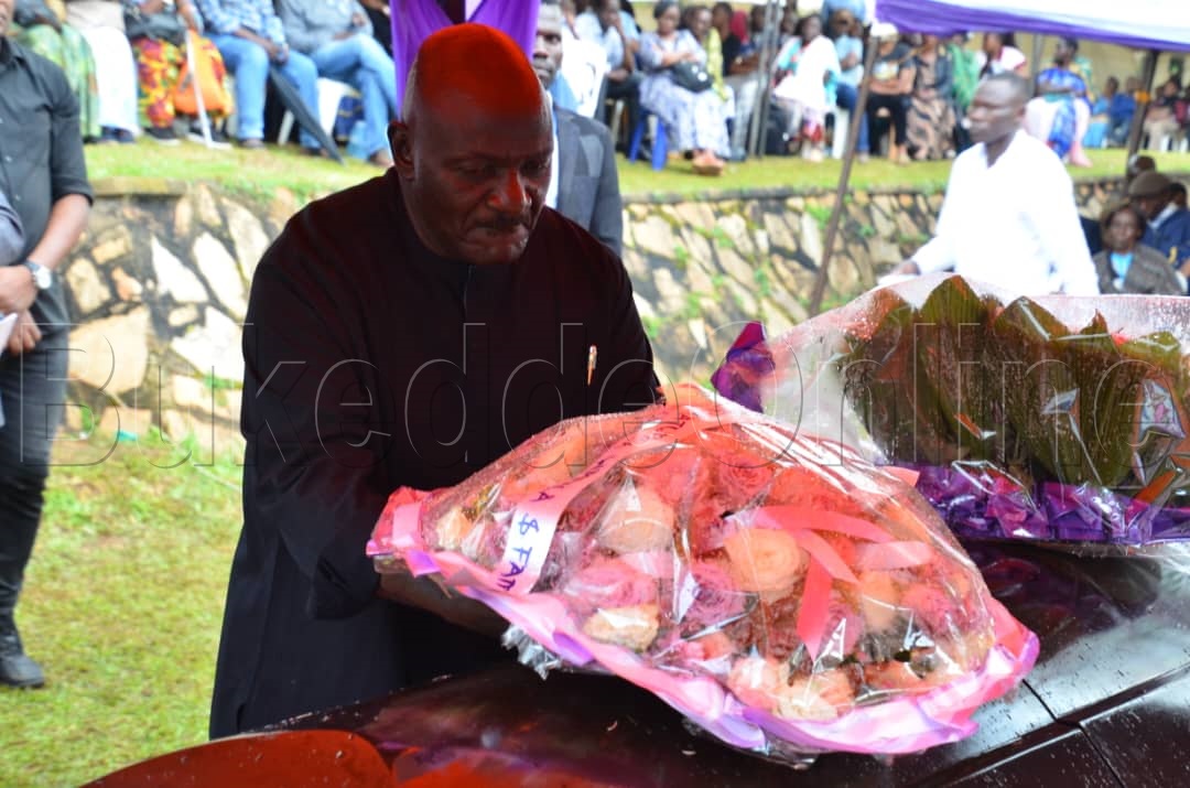 Gen. katumba Wamala ng'agazinka ekimuli ku kkeesi y'omugenzi