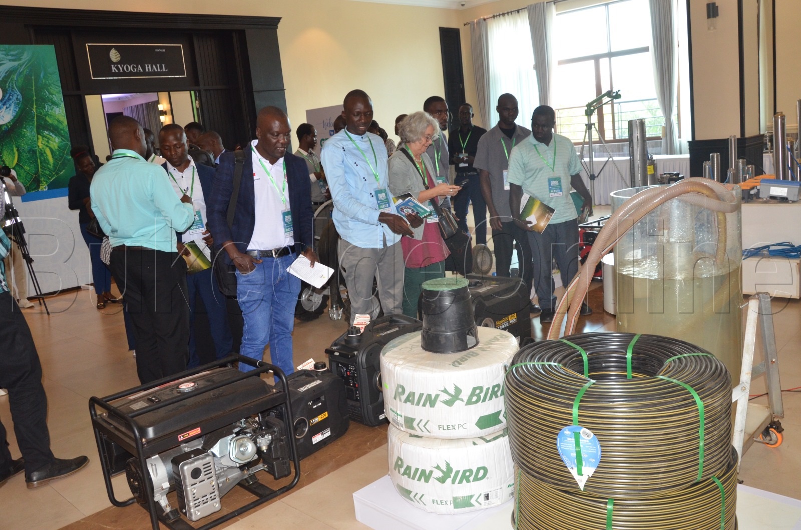 Abamu ku baabadde mu mwoleso gw'okufukirira nga bekkaanya tekinologiya omupya aleeteddwa