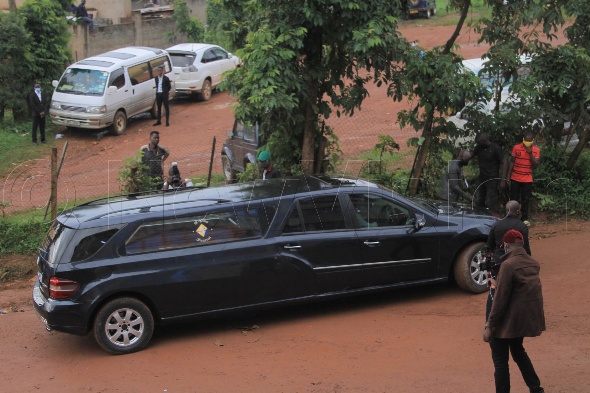 The hearse arriving...