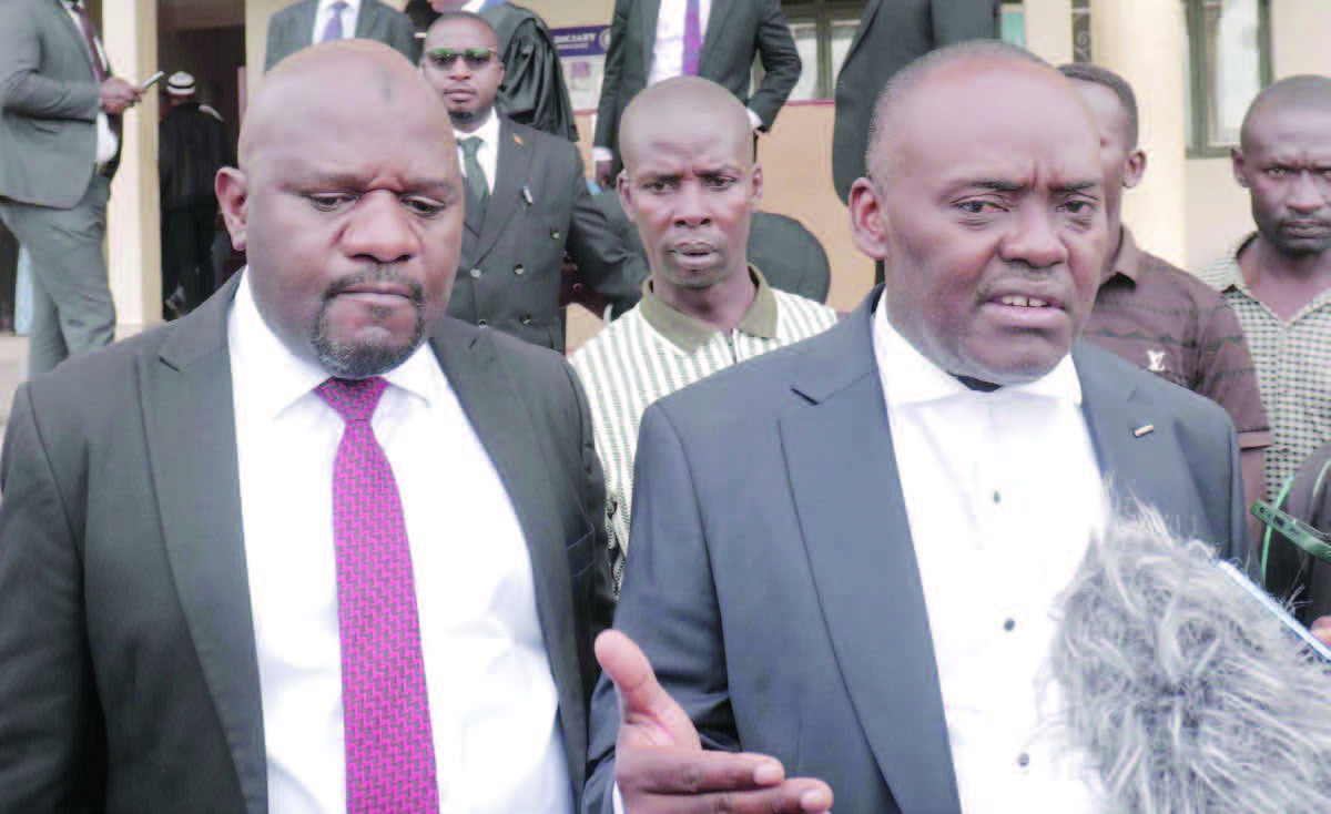 Medard Lubega Ssegona munnamateeka w&rsquo;ababaka Abudallah Kiwanuka ne Betty Nambooze, ng&rsquo;aliko by&rsquo;annyonnyola oluvannyuma lwa kkooti e Mukono.