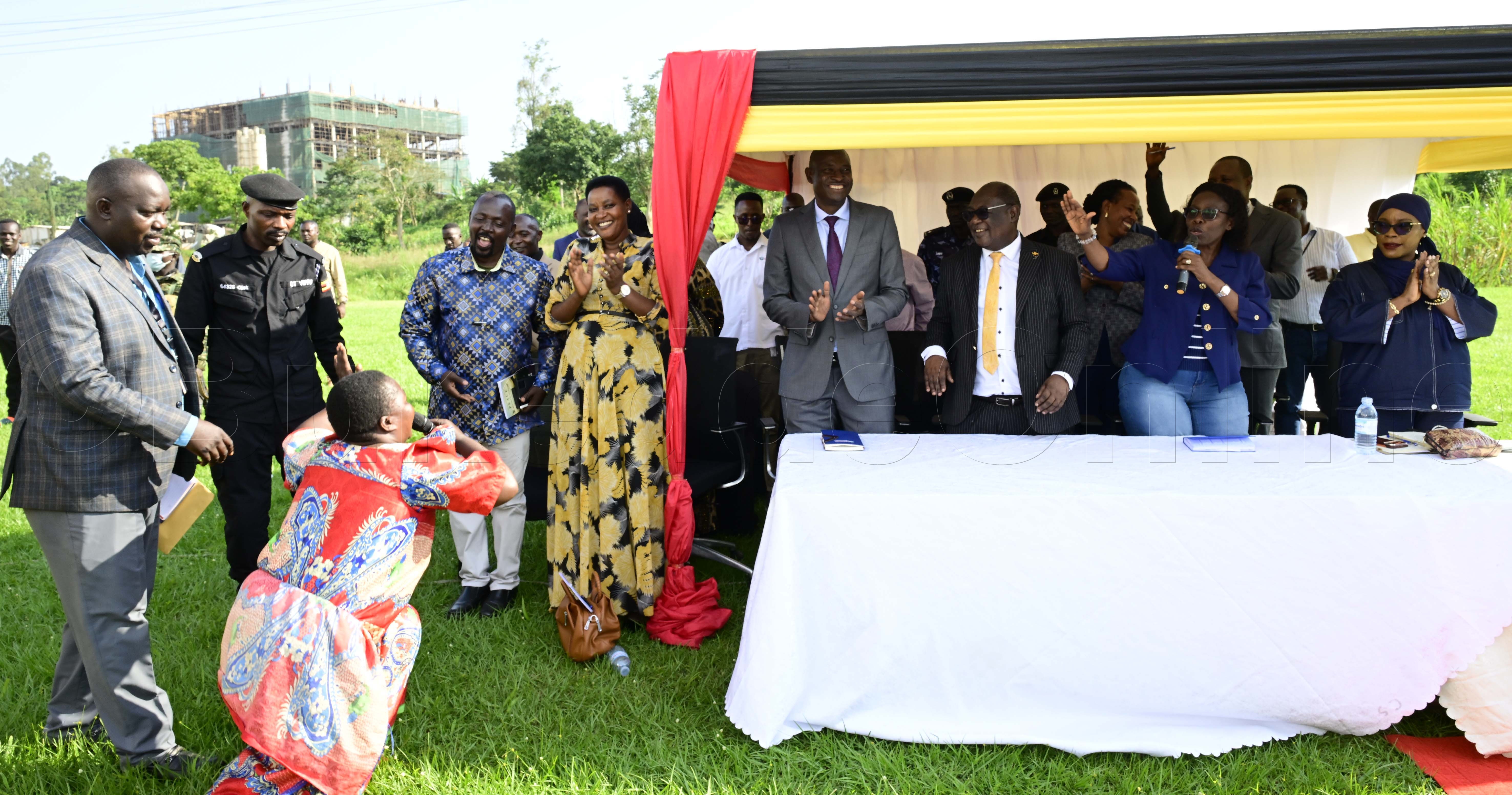 Abamu ku batuuze abaabadde mu lukiiko n'abakungu ba gavumenti