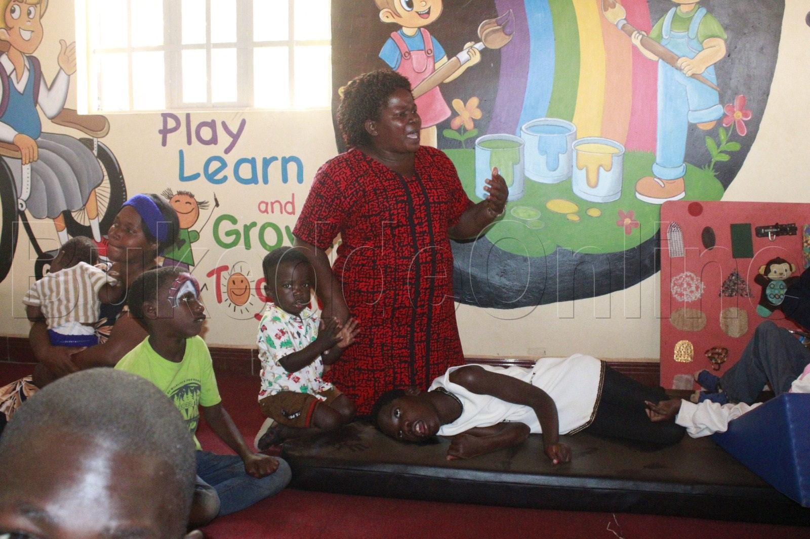 Rebecca Nankanja akulira essomero ng'ali munda mu shelter