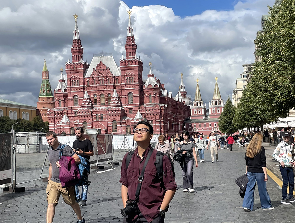 People enjoying summer sunshine at Red square in Moscow. (Courtesy Photos)