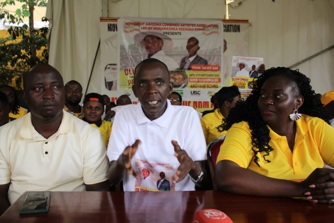 Omuyimbi Emmanuel Nsereko wakati ng'atongoza enteekateka z'abayimbi ez'okunoonyeza Pulezidenti Museveni akalulu 