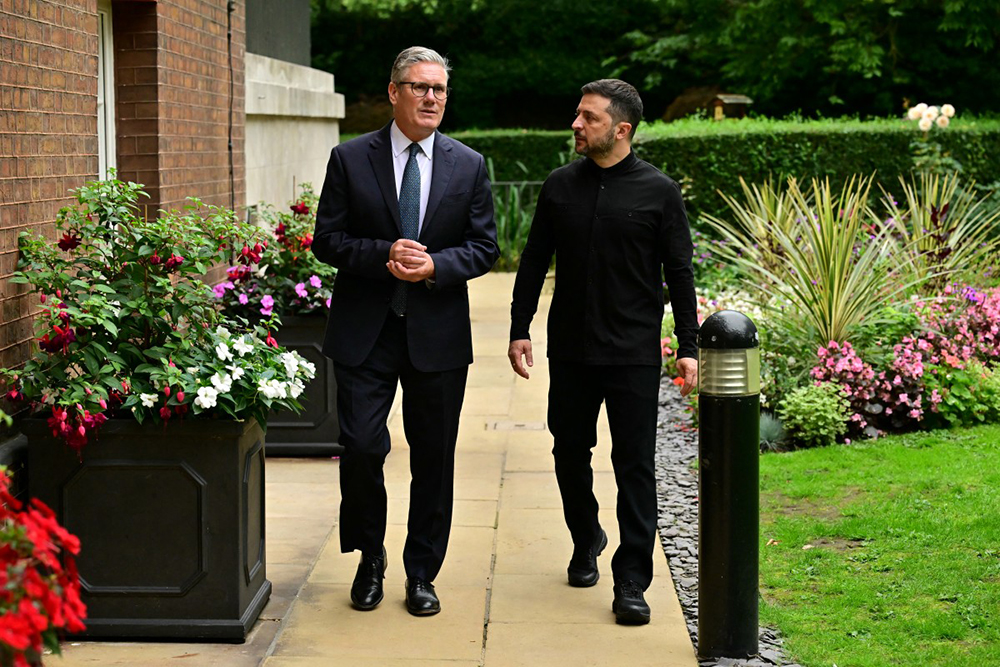  Britain's Prime Minister Keir Starmer (L) walks with Ukraine's President Volodymyr Zelensky in the garden of 10 Downing Street in central London, on August 14, 2025. 