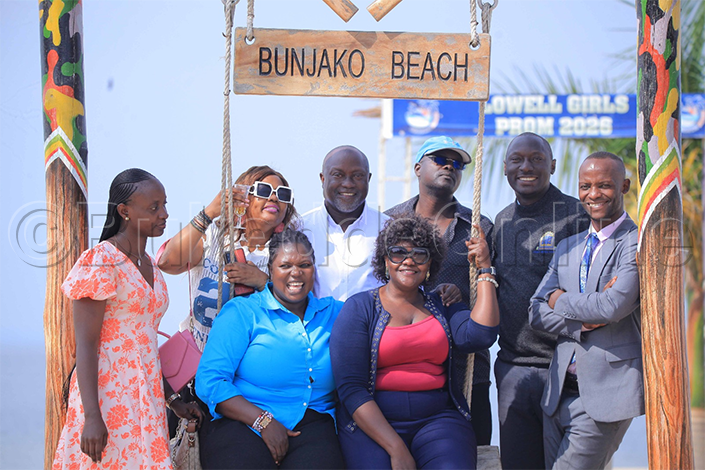 Eng. Misagga (wakati mu ssaati enjeru) n'olukiiko lwe olutegesi olwempaka z'amaato nga bali ku bizinga bye Bunjakko awagenda okubeera ez'akamalirizo