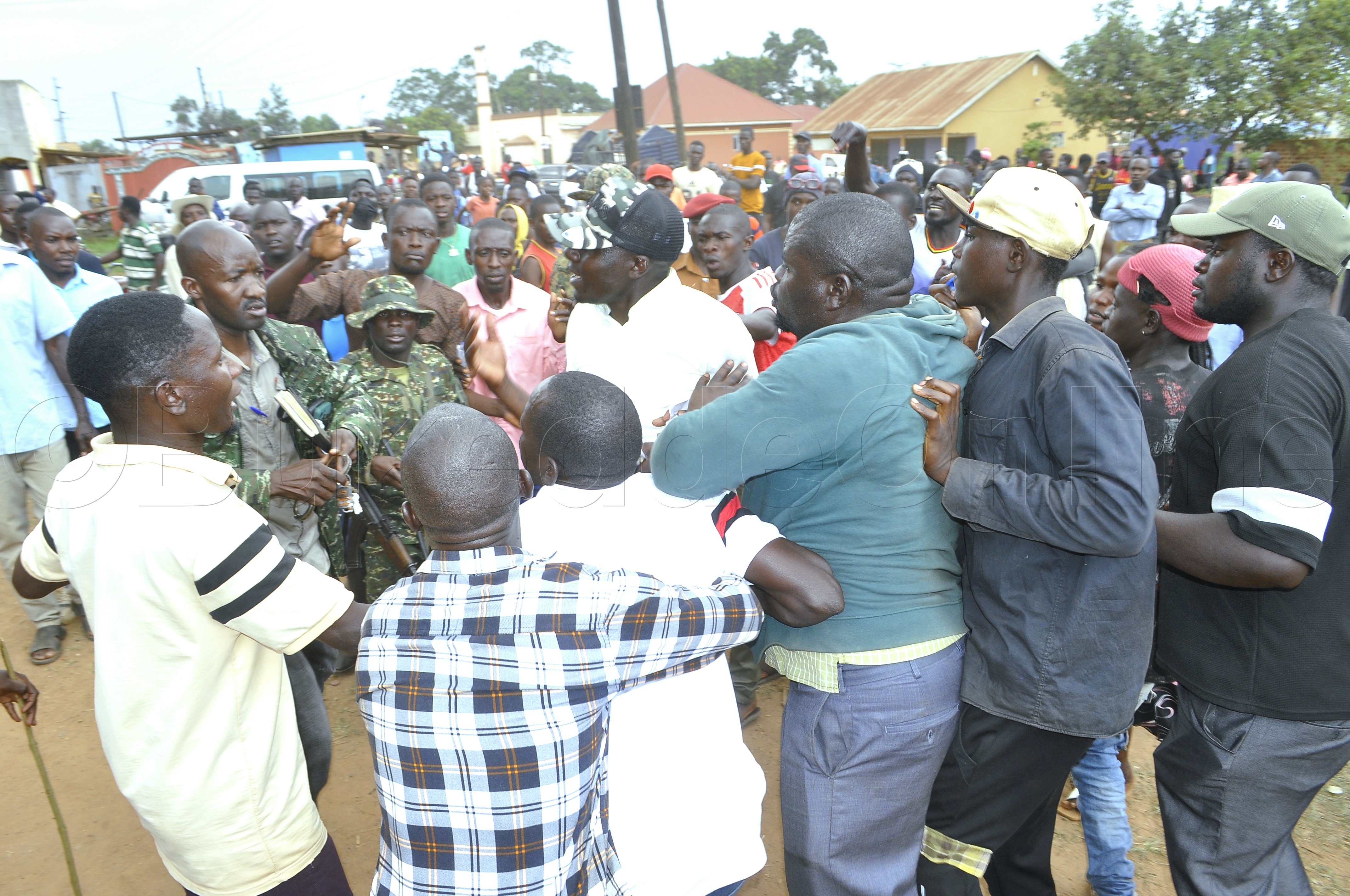 Abatuuze nga bakaaye oluvannyuma lw'okulangirira omuntu gwe balumiriza nti si gwe baalonze.
