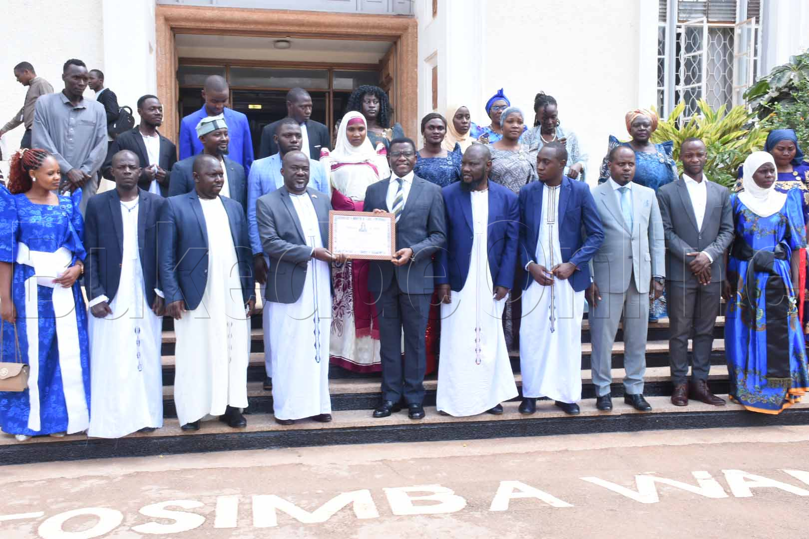 Katikkiro ng'ali n'abagenyi abakyadde embuga