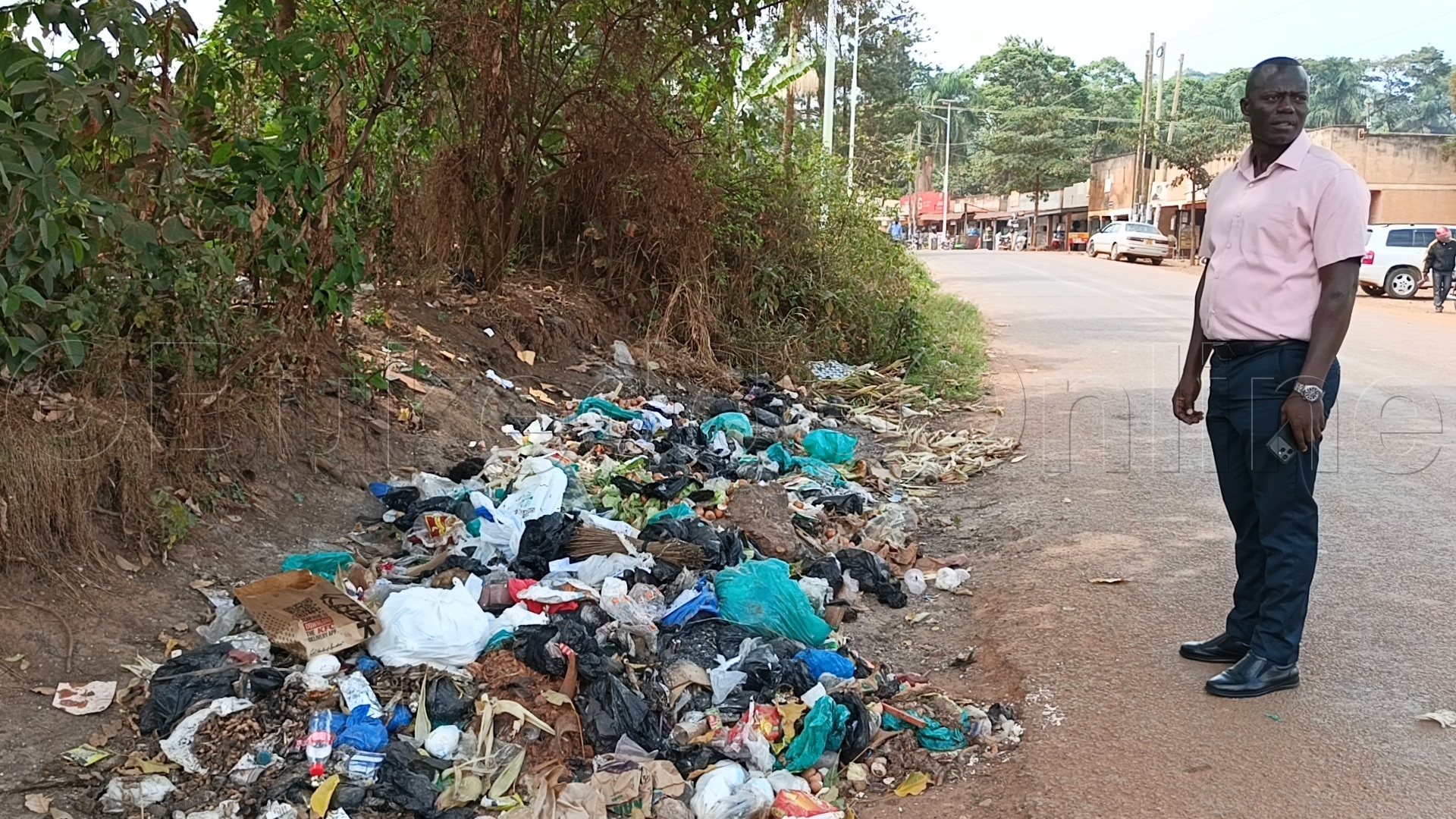 Kasasiro Omulala Gwe Baatadde Mu Kkubo Lya Kauga.