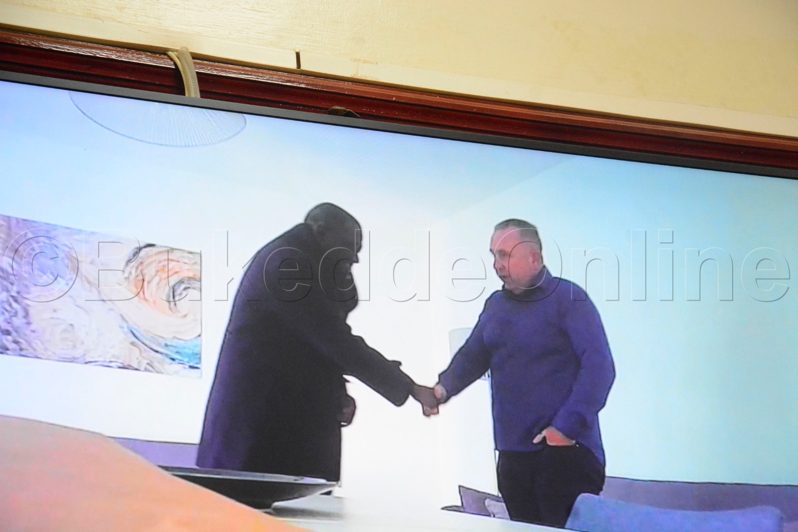 Ekimu ku bifaananyi ebyavudde mu vidiyo omuzungu bwe yalaze
