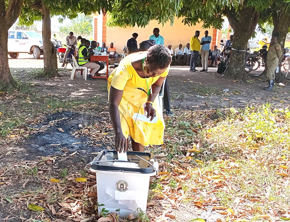 Jennifer Rose Asio, a contestant for workers representative female, casting her vote at Kapelebyong district electoral commission. (Photo by Alfred Atwau)
