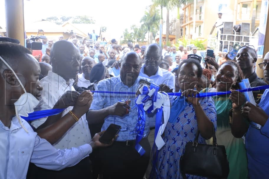 Nandala Mafabi ng'aggulawo offices za FDC e Hoima