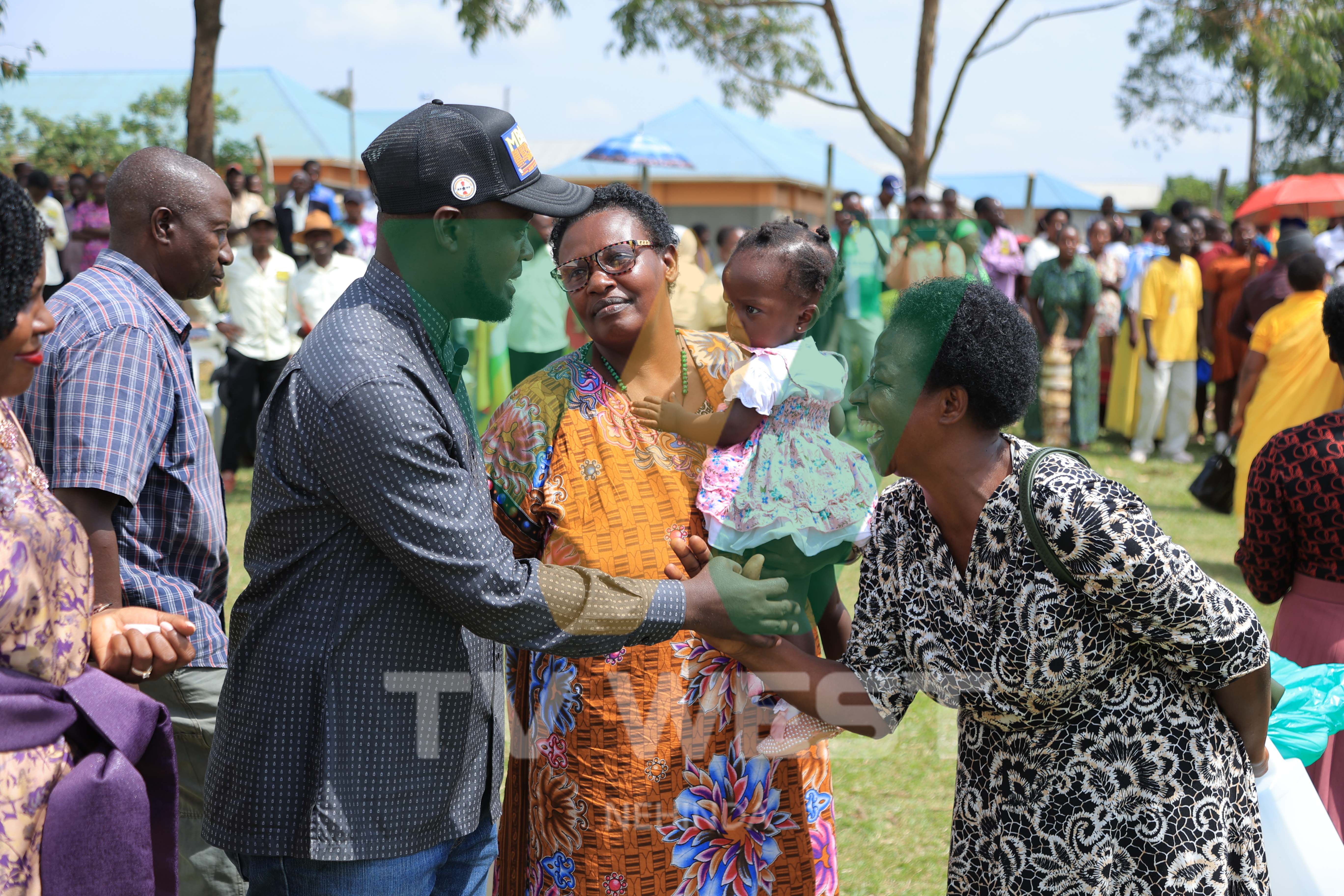 Hon. Mwine Mpaka, omujwekyerwa omu ishengyero ahabw'amashuuma g'Orurembo Mbarara, arikugaaniiraho n'omwe ahabakazi b'ebibiina ebirikuza kwetunguura, omuri Rwakishakiizi Nyakayojo, Mbarara, nyomwebazyo ebiro 31.05.2024. PHOTO: Michael Tumwakiire 