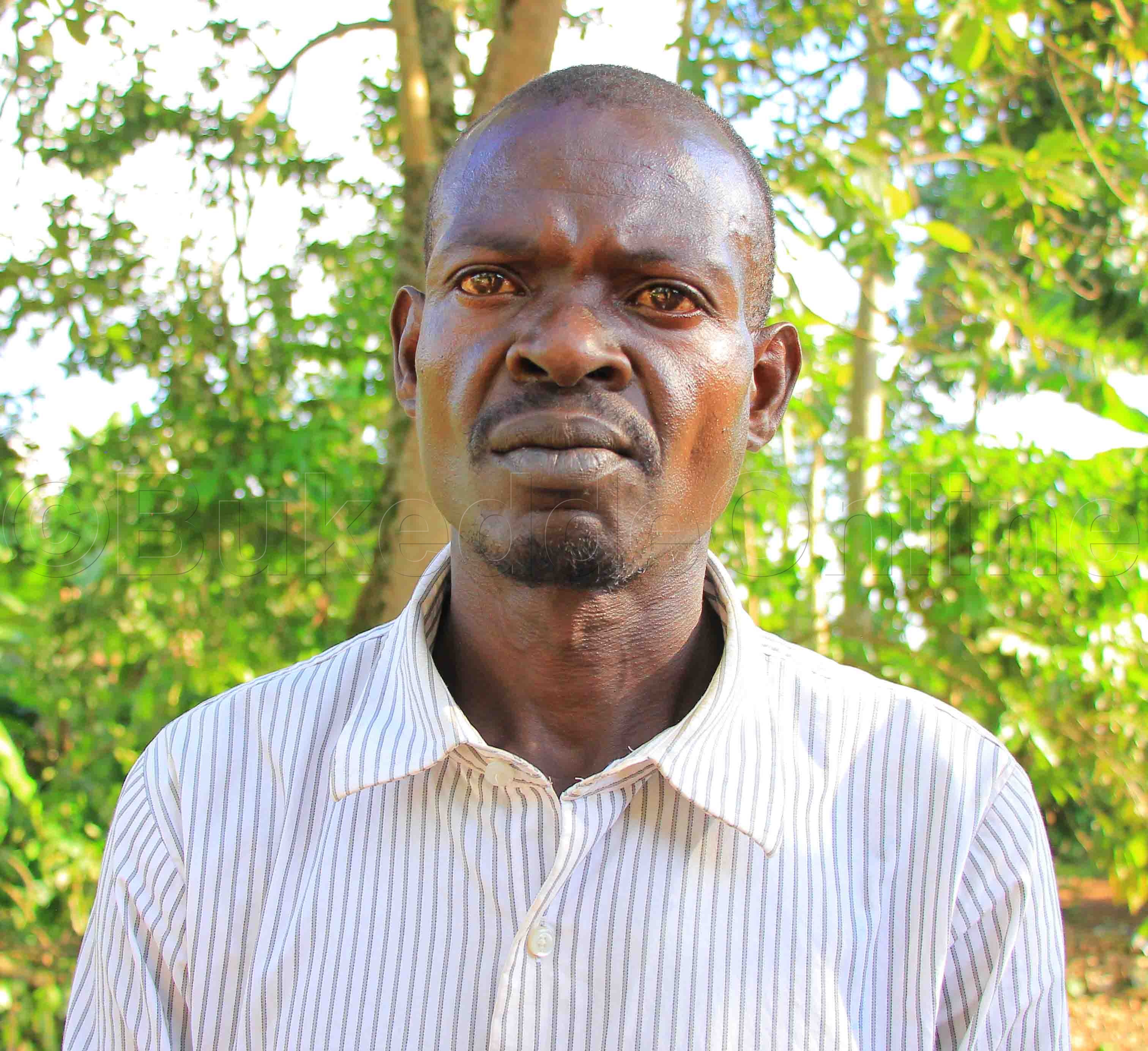 Robert Kigembe taata w'omwana omuto.