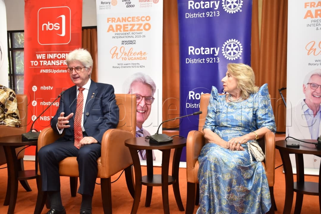 Pulezidenti wa Rotary mu nsi yonna Frencesco Arezzo ne mukyala we Anna Maria nga bali mu lukung'aana lw'abannamawulire e Munyonyo