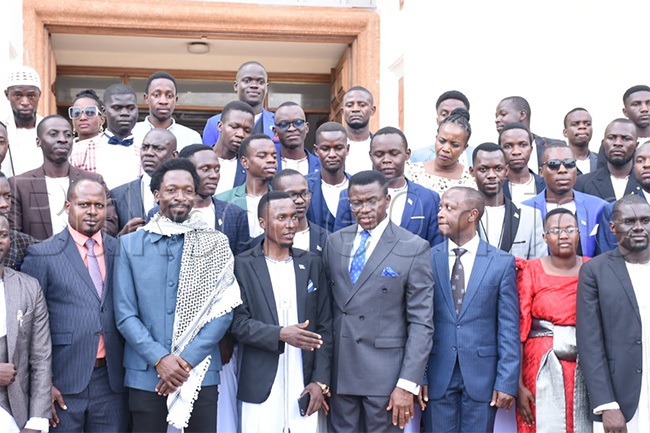 Isaac Ssemakadde ne bannankobazambogo e Bulange Mmengo