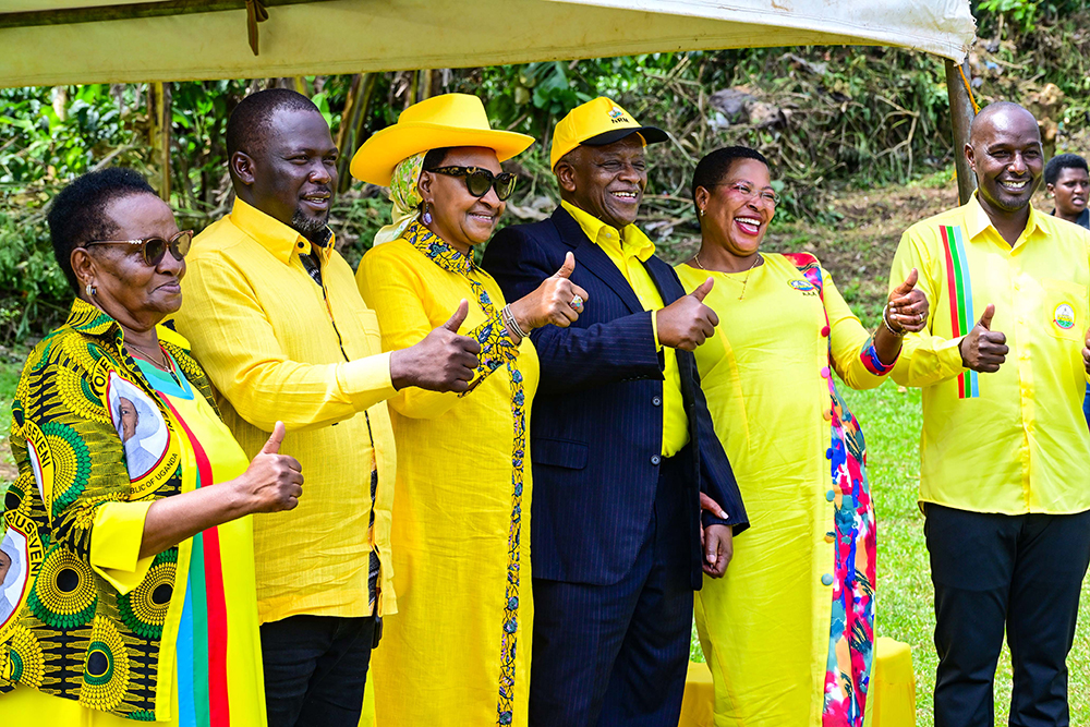 Former Prime Minister Amama Mbabazi and his wife (C) pose for a photo with Speaker of Parliament Anita Among (2nd R), NRM Secretary General Richard Todwong (2nd L) and other NRM leaders during a campaign rally in Kanungu. (PPU)